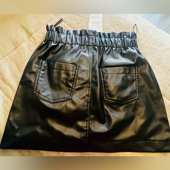 Paper bag style faux leather mini skirt - Picture 2 of 4